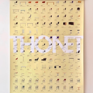 Op de afbeelding: Een poster met een verzameling stoelen en tafels in verschillende ontwerpen en kleuren. De poster heeft een lichtgele achtergrond met een witte band in het midden met het woord "THONET". De poster wordt vastgehouden door een houten frame.