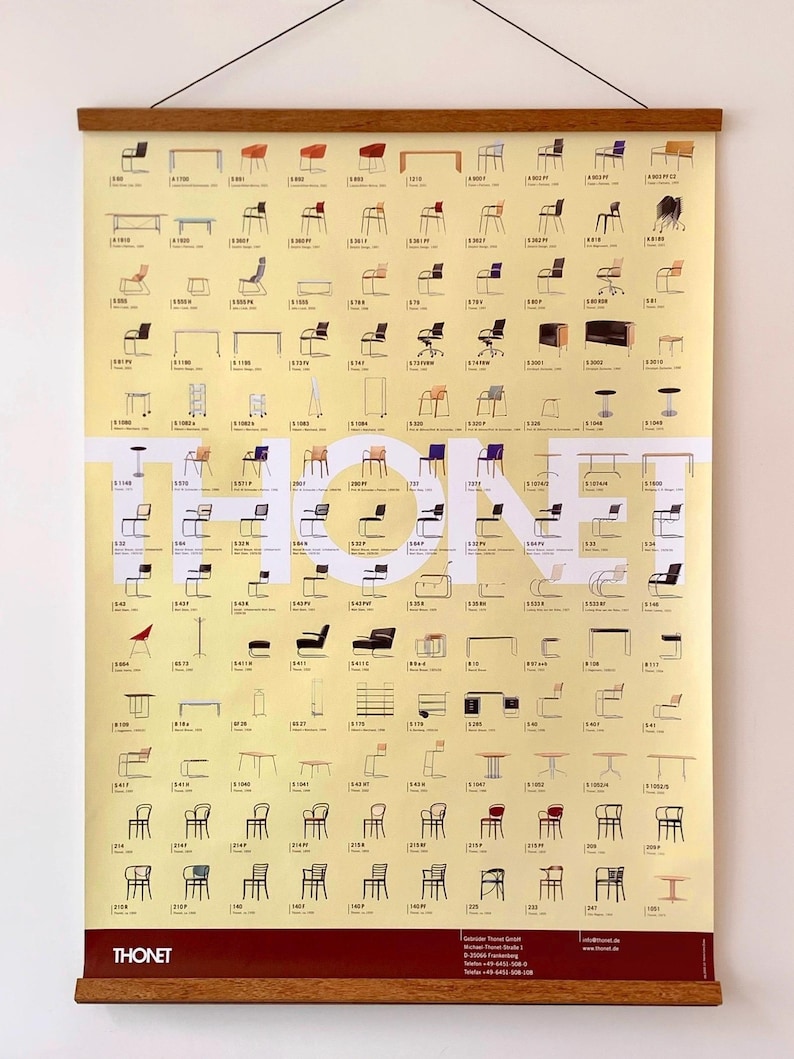 Op de afbeelding: Een poster met een verzameling stoelen en tafels in verschillende ontwerpen en kleuren. De poster heeft een lichtgele achtergrond met een witte band in het midden met het woord "THONET". De poster wordt vastgehouden door een houten frame.