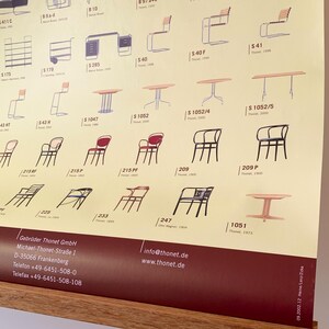 Op de afbeelding: Een poster met een verzameling vintage meubelontwerpen, waaronder stoelen, tafels en bureaus. De ontwerpen worden gepresenteerd in een raster met modelnummers en data. De poster heeft een houten lijst en bevat de contactgegevens van het bedrijf.