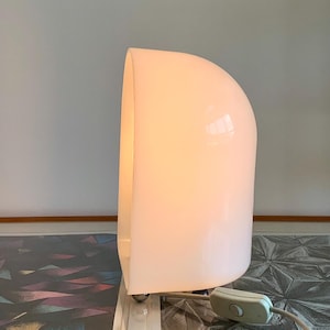 60/70s vintage white “Igloo” table lamp with chrome ball feet, in space age style, Italy. Mid century modern Italian atomic design lighting.