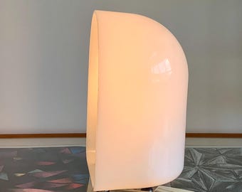 60/70s Vintage White “Igloo” Table Lamp with Chrome Ball Feet in Space Age Style, Italy. Mid Century Modern Italian Atomic Design Lighting.