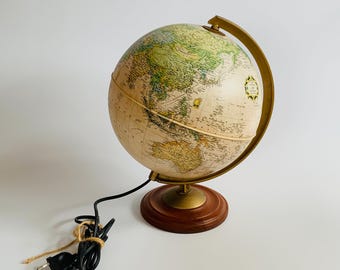 Globo terráqueo vintage de pie iluminado, raro, de los años 90, de De Agostini, Italia. Diseño posmoderno italiano, globo terráqueo de escritorio de aspecto retro con iluminación.