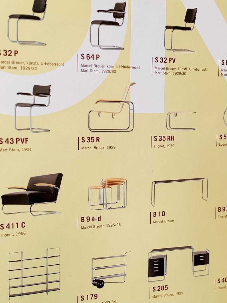 Op de afbeelding: Een pagina met verschillende meubelontwerpen uit het midden van de eeuw. De ontwerpen omvatten stoelen, tafels en een bureau, allemaal met strakke lijnen en een minimalistische esthetiek. De tekst bevat de naam van de ontwerper en het ontwerpjaar.