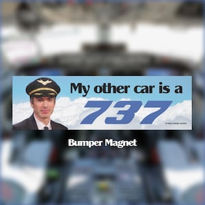Pode incluir: Íman de para-choques com o texto "My other car is a 737." O íman apresenta um piloto de uniforme e um fundo de céu azul com nuvens. O número 737 está em letras azuis grandes.