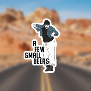 Puede incluir: Una pegatina con una ilustración de dibujos animados de una persona con una chaqueta vaquera y pantalones blancos. El texto "A FEW SMALL BEERS" está debajo en letras blancas.