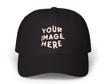 Op de afbeelding: Zwarte baseballpet met de tekst "YOUR IMAGE HERE" in wit met een oranje omlijning. De pet heeft een gebogen klep en een klassiek zes-panelen ontwerp. Gemaakt van een zacht, duurzaam materiaal.