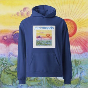 Könnte beinhalten: Ein königsblauer Hoodie mit einer weißen Tasche und einem grafischen Druck eines Sonnenuntergangs mit dem Text "pure moods" in Blau.