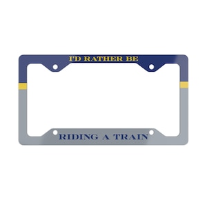 Op de afbeelding: Kentekenplaathouder met een grijze rand, marineblauwe bovenkant en gele accenten. De tekst "I'D RATHER BE" staat bovenaan en "RIDING A TRAIN" onderaan. Een leuk accessoire voor treinliefhebbers.