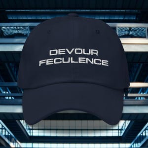 Puede incluir: Una gorra de béisbol azul marino con texto bordado en blanco que dice "DEVOUR FECULENCE".