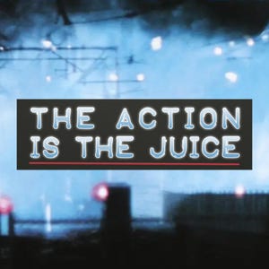 Könnte beinhalten: Ein rechteckiges Schild mit dem Text "THE ACTION IS THE JUICE" in Weiß, blau umrandet, auf schwarzem Hintergrund. Eine rote Linie unterstreicht den Text. Der Hintergrund ist eine verschwommene, blau getönte Stadtlandschaft.