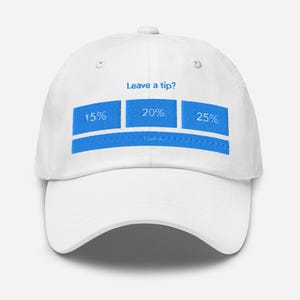 Könnte beinhalten: Weiße Baseballkappe mit blauem Text und Grafiken. Der Text lautet "Leave a tip?" über drei blauen Kästchen mit Prozentsätzen: 15 %, 20 % und 25 %. Darunter steht das Wort "Custom".