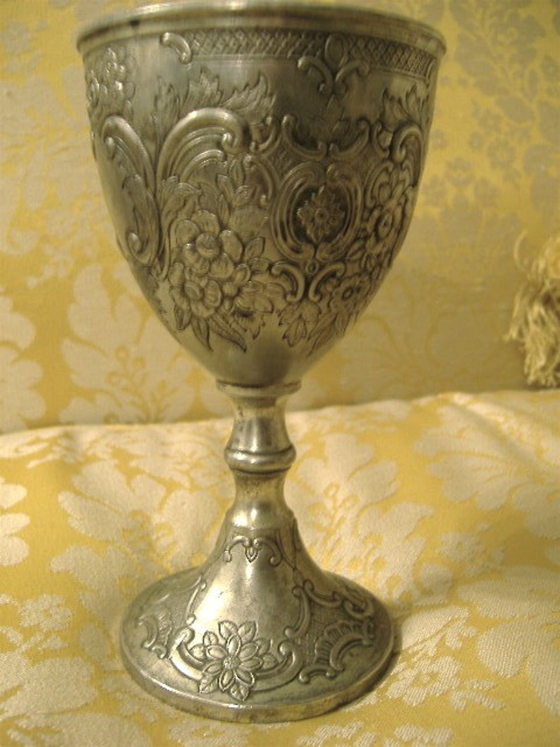 Gold Chalice, Retro Embossed Style Thickened Brass Luxurious Elegant Luster Pimp Cup For Party Banquet Bar Wedding(8.7 X 5cm