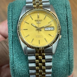 Klasyczny męski zegarek Seiko 5 Flutted Bazel Automatic z dwukolorową złotą tarczą, Japonia