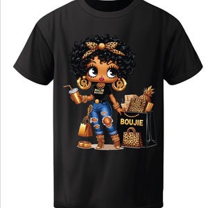 Könnte beinhalten: Schwarzes T-Shirt mit einer Cartoon-Illustration einer schwarzen Frau mit lockigem Haar, die ein goldenes Stirnband, goldene Ohrringe, ein schwarzes Shirt mit dem Text "Boujie Booop", blaue Jeans trägt und Einkaufstaschen hält. Die Taschen sind schwarz mit goldenen Verzierungen und tragen den Text "Boujie" auf sich.
