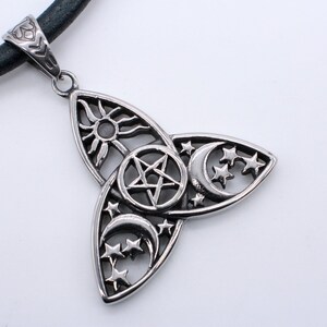Exceptionnel, Celtique, Wicca, Pendentif Triquetra. Haute qualité. Inox. Symbolisme ancien.  Cordon en cuir véritable. Symbole de magie blanche.