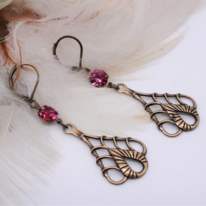 Estilo vintage, latón antiguo, pendientes colgantes. Fucsia, Cristales Swarovski. Bonito, filigrana, diseño de cesta. Toda ocasión. Estilo victoriano.