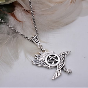 Erstaunlicher, Rabe im Flug Anhänger. Geschlechtsneutral. Keltische, Wicca und Nordische Symbolik. Doppelseitig. Wunderschön gearbeitet. Durchbrochenes Pentagramm.