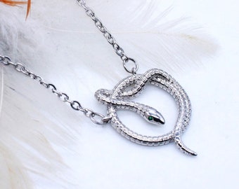 Coiled Snake Anhänger: Minimalistischer Schlangen Schmuck, mit grünen Kristall Augen
