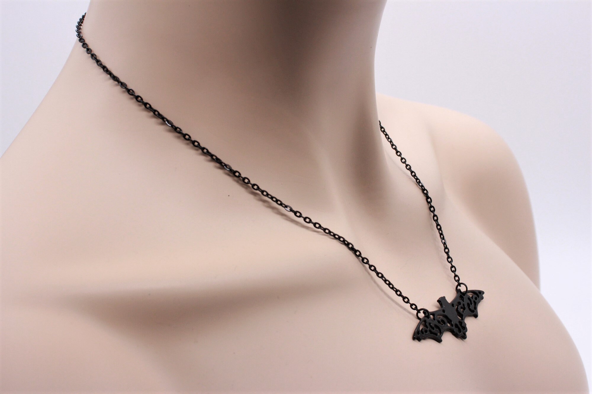 Collana unica a forma di pipistrello - Italia