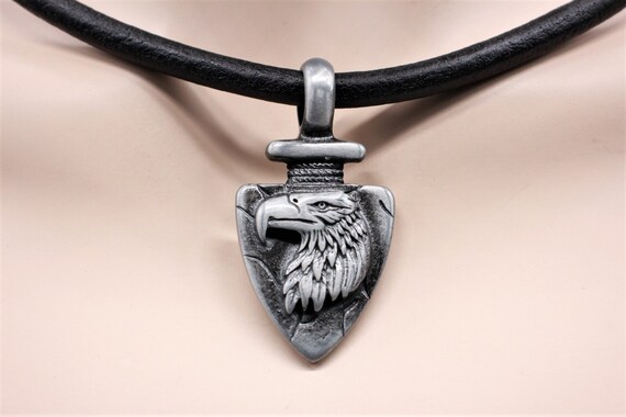 ピューター製アローヘッドペンダント：テクスチャードイーグル、レザー