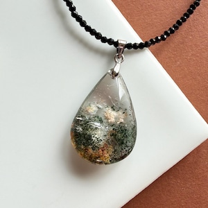 Naturligt grönt fantomkvartshänge trädgårdskristallhalsband lodolit helande sten unika minimalistiska smycken i mori-stil present till honom henne
