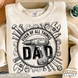 Könnte beinhalten: Cremefarbenes Sweatshirt mit einem grafischen Design mit einem Bohrer, Schraubenschlüsseln, Schrauben und den Worten "FIXER OF ALL THINGS DAD" in einem kreisförmigen Design. Das Sweatshirt hat einen Rundhalsausschnitt und lange Ärmel.