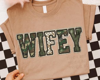 Jaktfru Camo Western Vintage PNG: Retro Hunting Mama Distressed Varsity Cowboy Camouflage Rutig Sublimering (Digital Nedladdning)