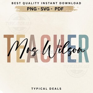 Könnte beinhalten: Ein digitales Design mit dem Wort "TEACHER" in großen, farbigen Buchstaben, mit "Mrs. Wilson" in Schreibschrift überlagert. Das Design enthält den Text "BEST QUALITY INSTANT DOWNLOAD" und Dateitypoptionen: PNG, SVG und PDF. Das Design stammt von Typical Deals.