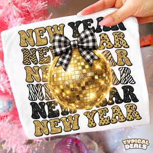 以下が含まれることがあります： さまざまなフォントとパターンで「NEW YEAR」という言葉が書かれた白い正方形。金色のグリッター、ゼブラ柄、黒など。ディスコボールと白黒のチェック柄のリボンがデザインの中心です。「TYPICAL DEALS」という文字が下部にあります。