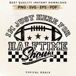 Può includere: Grafica in bianco e nero con la scritta "I'M JUST HERE FOR HALFTIME SHOW" attorno a un pallone da football americano. Il design include stelle e un motivo a scacchi, con le parole "TYPICAL DEALS" in basso.