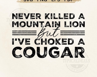 Peut inclure: Texte noir sur fond crème : « NEVER KILLED A MOUNTAIN LION But I'VE CHOKED A COUGAR ». Les mots sont en gras et en détresse. Le haut de l'image indique « BEST QUALITY INSTANT DOWNLOAD SVG - PNG - EPS - PDF ».