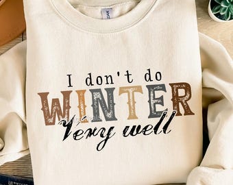 Puede incluir: Sudadera crema con la frase "I don't do WINTER very well" en letras marrones, grises y negras. La sudadera es de estilo casual, perfecta para el clima fresco.