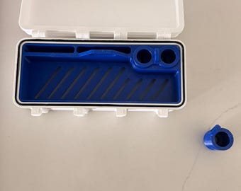 Estuche refrigerado impreso en 3D para viales de 10 ml con ranura para bolsa de hielo y ventilación / organizador de viaje con cierre a presión