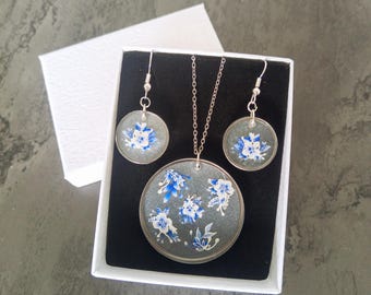 set di gioielli con fiori blu