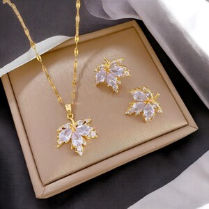 Mode Micro-Intarsien Ahornblatt Halskette und Ohrringe Set - Leichter Luxus Bankett Schmuck