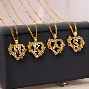 Collar con iniciales de flor de circón para mujer: cadena de letras de acero inoxidable con corazón dorado