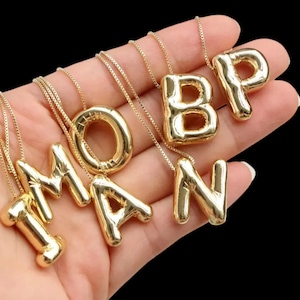Collar con letra grande en forma de globo y burbujas chapado en oro de 18 quilates para mujer