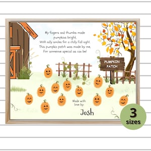 Puede incluir: Una impresión artística rectangular en un marco de madera clara con una ilustración de un huerto de calabazas con calabazas de huella dactilar naranja, un granero marrón, un árbol con hojas amarillas y un letrero que dice PUMPKIN PATCH. El texto dice My fingers and thumbs made pumpkins bright, With silly smiles for a chilly Fall night. This pumpkin patch was made by me, For someone special as can be! Made with love by: Josh. Una insignia circular en la esquina indica 3 sizes.