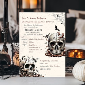 Op de afbeelding: Een uitnodiging voor een Halloween-feest met een afbeelding van een schedel en slangen. De uitnodiging is voor een feest dat wordt georganiseerd door Michael & Lori op zaterdag 31 oktober om 18:00 uur in Casa Myers, 1000 Mission St., South Pasadena, CA 91030. RSVP naar Lori op 213-660-0700 vóór 3 oktober.