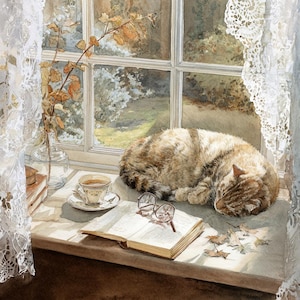 Könnte beinhalten: Aquarellmalerei einer gemütlichen Szene. Eine getigerte Katze schläft auf einer Fensterbank neben einem offenen Buch, einer Teetasse und einer Brille. Eine Vase mit Zweigen und ein Spitzengardine umrahmen das Fenster.