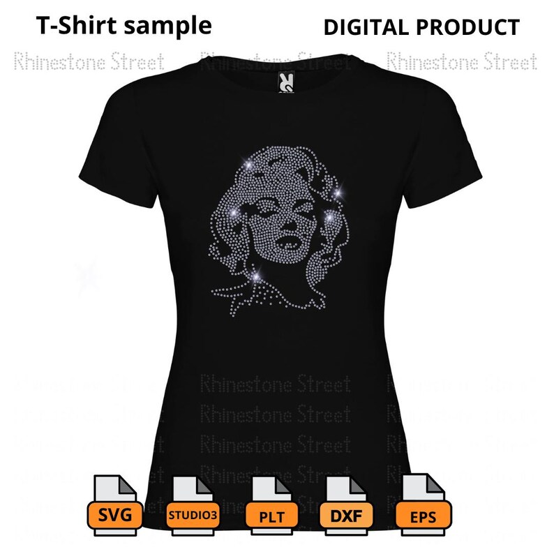 Op de afbeelding: Een zwart T-shirt met een strass-ontwerp van een vrouwen gezicht. Het ontwerp bevindt zich in het midden van het shirt. Het shirt is op een witte achtergrond. De tekst "T-Shirt sample" staat bovenaan de afbeelding. De tekst "Rhinestone Street" staat linksboven in de afbeelding. De tekst "DIGITAL PRODUCT" staat rechtsboven in de afbeelding. De tekst "Rhinestone Street" staat rechtsonder in de afbeelding. De tekst "SVG STUDIO3 PLT DXF EPS" staat onderaan de afbeelding.