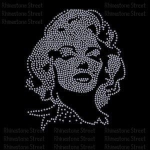 Op de afbeelding: Een strass-ontwerp van een vrouwen gezicht met een klassieke haarstijl. Het ontwerp is gemaakt van honderden kleine, heldere strass steentjes.