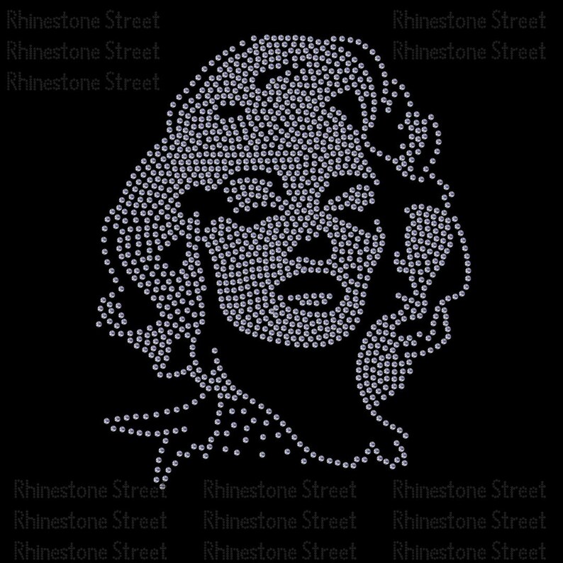 Op de afbeelding: Een strass-ontwerp van een vrouwen gezicht met een klassieke haarstijl. Het ontwerp is gemaakt van honderden kleine, heldere strass steentjes.