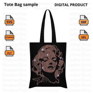 Op de afbeelding: Een zwarte tote bag met een strass-ontwerp van een vrouwen gezicht. Het ontwerp is in roze en witte tinten. De tas heeft een zwarte handvat. De afbeelding bevat de tekst "Tote Bag sample" en "DIGITAL PRODUCT".