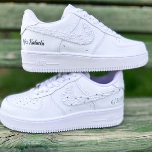 Gepersonaliseerde bruidssneakers: trouwschoenen verfraaid met strass en parels