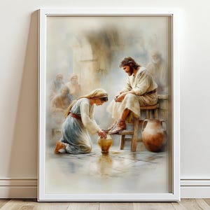 Könnte beinhalten: Ein gerahmter Kunstdruck mit einer religiösen Szene. Eine Frau kniet und gießt Wasser aus einem Krug auf die Füße eines Mannes, der auf einem Holzschemel sitzt. Weitere Figuren sind im Hintergrund zu sehen. Das Kunstwerk ist in weichen, gedämpften Tönen gehalten.