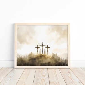 Op de afbeelding: Een ingelijste print van een religieus schilderij dat drie kruisen op een heuvel toont met een menigte mensen op de achtergrond. De lucht is lichtbruin met wolken.