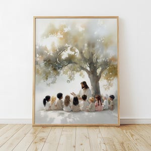 Puede incluir: Impresión en acuarela de una escena religiosa. Una figura con túnicas blancas enseña a un grupo de niños bajo un gran árbol. La obra de arte tiene una calidad suave y etérea con colores apagados y un ambiente cálido. La impresión está enmarcada en madera clara.