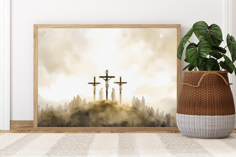 Op de afbeelding: Een aquarel schilderij van drie kruisen op een heuvel met mensen op de achtergrond. De lucht is lichtbruin van kleur en de kruisen zijn zwart.