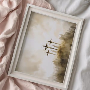 Op de afbeelding: Een aquarel schilderij van drie kruisen tegen een lichtbruine achtergrond. De kruisen zijn gesilhouetteerd tegen een wazige lucht, wat suggereert dat het een zonsopgang of zonsondergang is. Het schilderij roept een gevoel van spiritualiteit en contemplatie op.